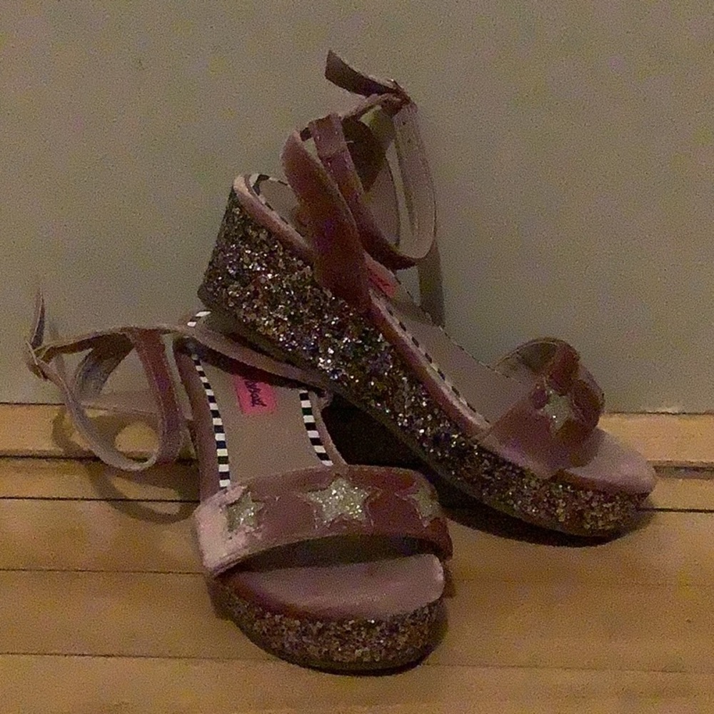 🍾 EUC Betsy Johnson Kenna Youth Velvet Wedge Sandal Sz 2
